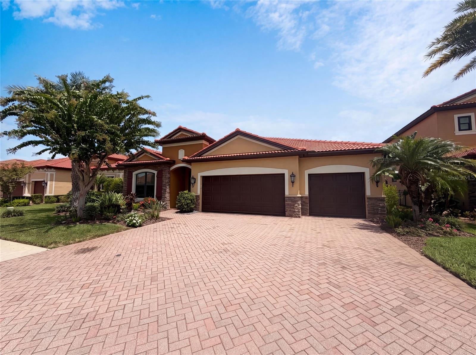 2575 Grand Lakeside Dr