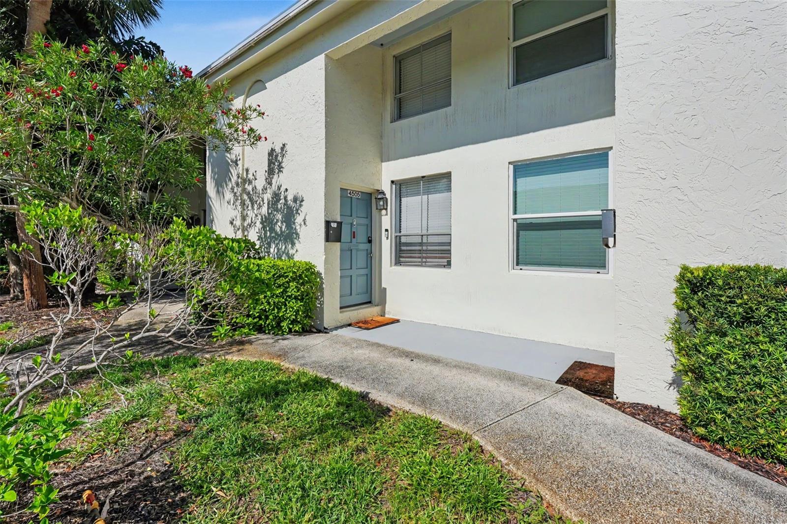 4505 LA Capri CT