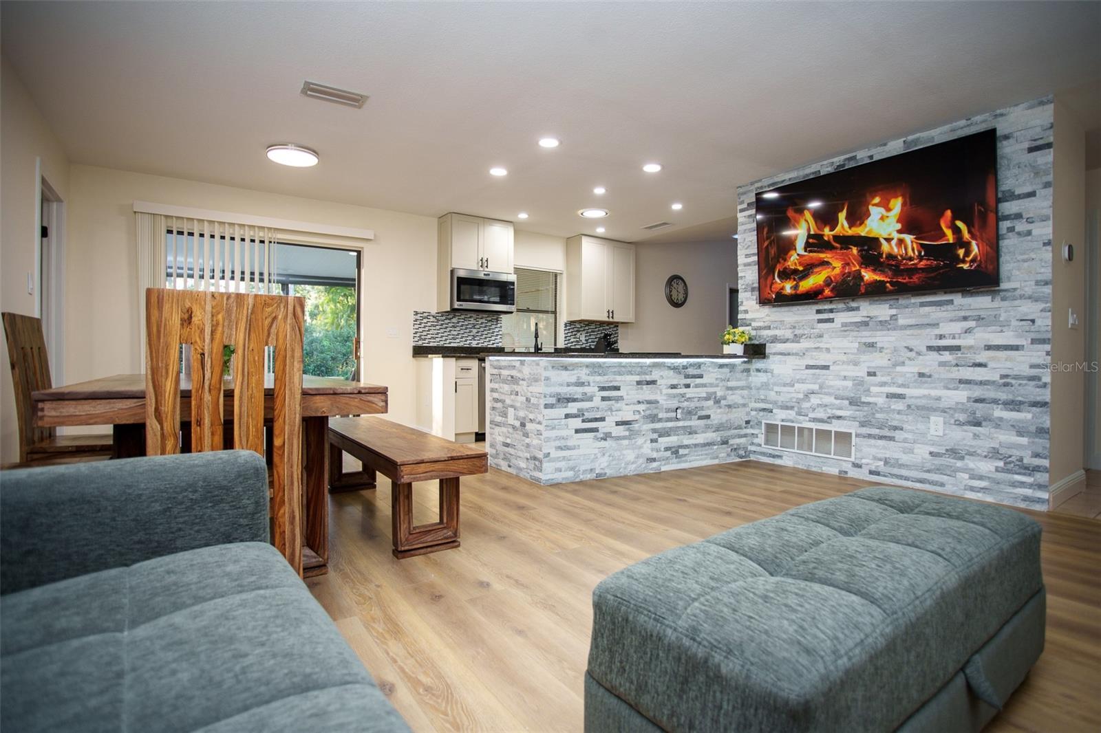 2719 Forest Knoll Dr