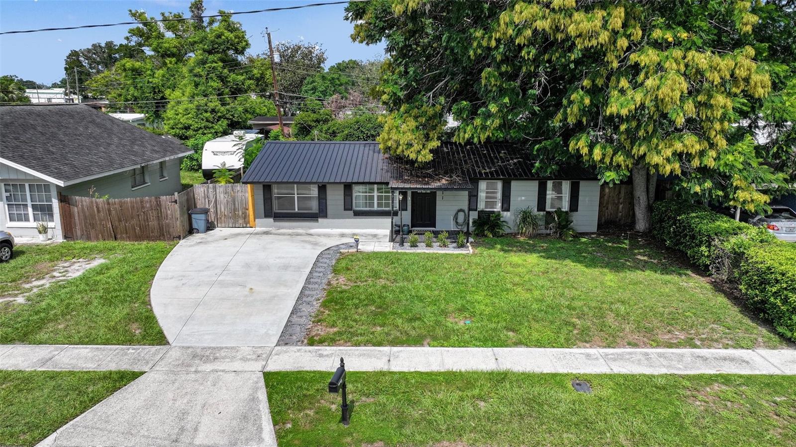 1611 Smithfield Cir W