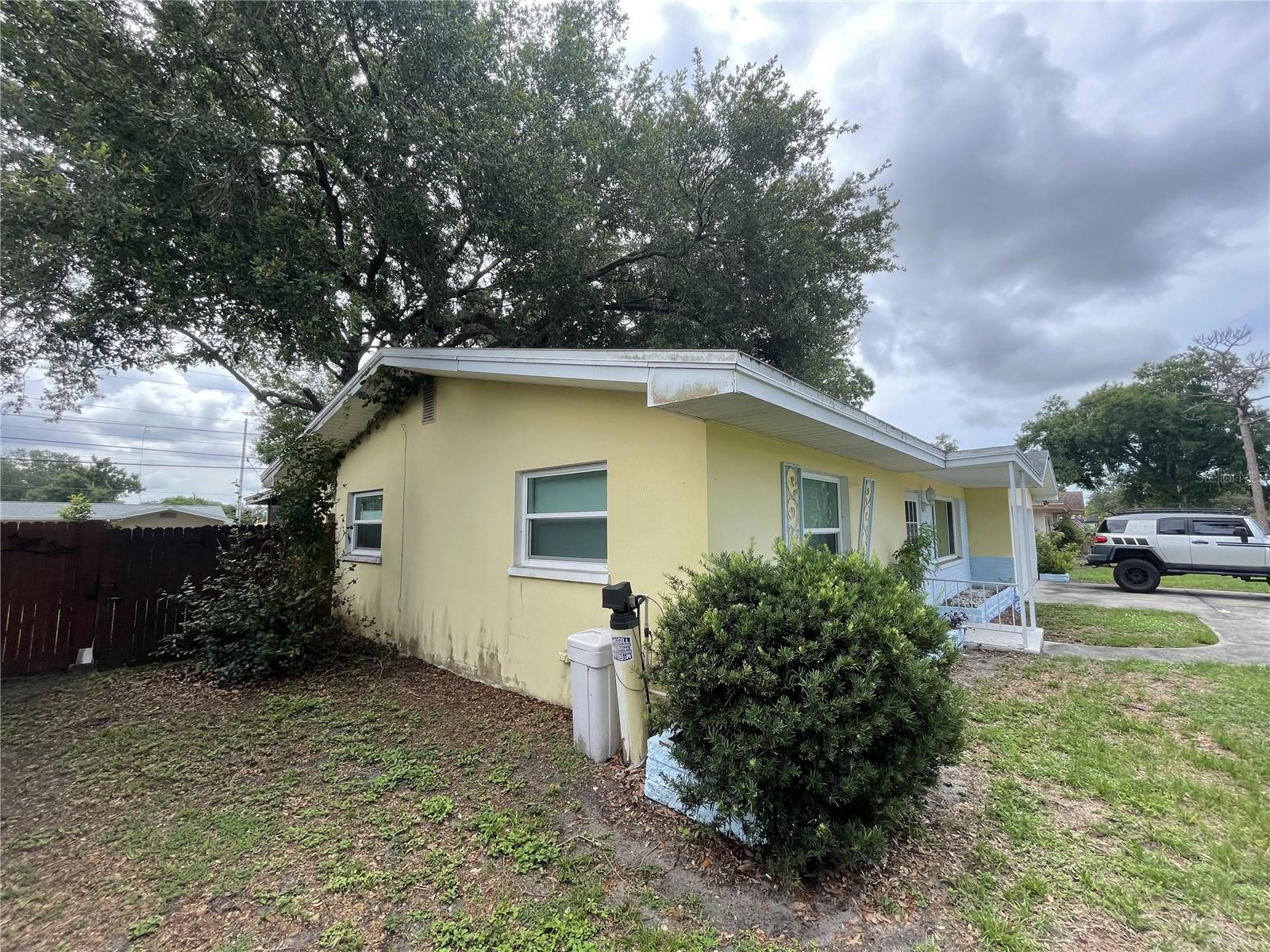635 Deville Dr E