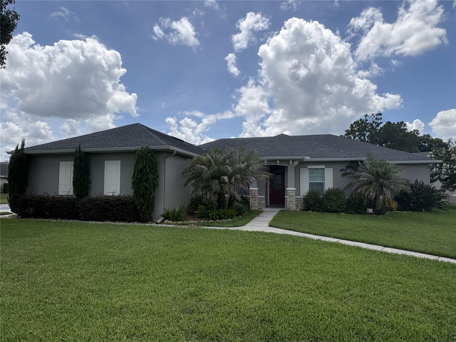 2118 Edgewater Cir photo 1