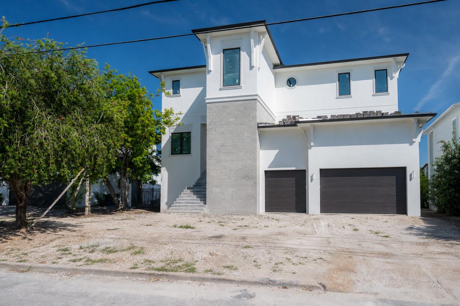 654 Geneva Pl photo 1