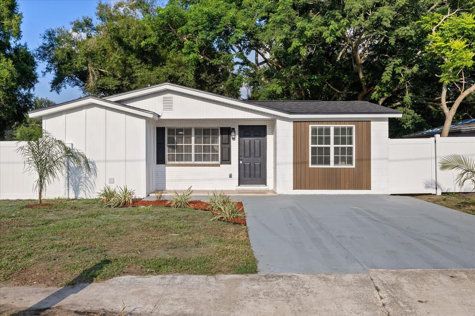 8711 N River Forest Cir photo 1