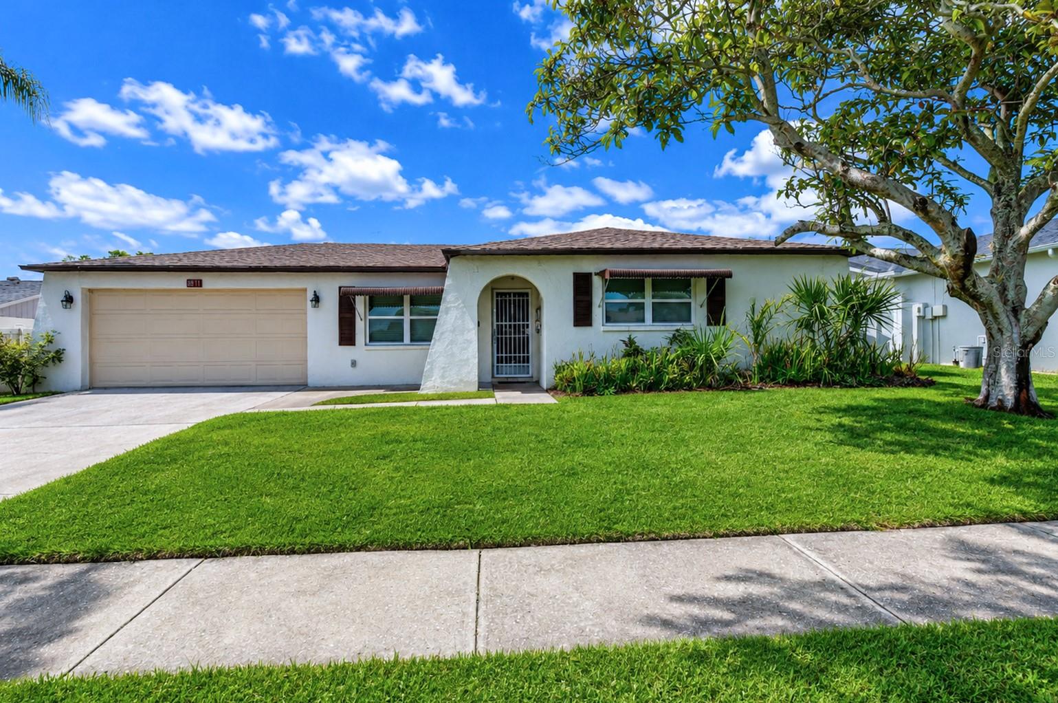 8811 Martinique Ln photo 1