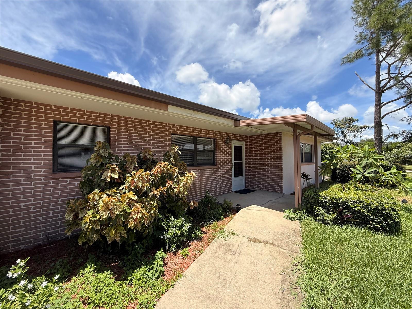 164 Pinewood Ave photo 1