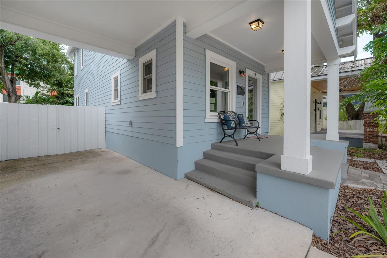 412 E Amelia Ave