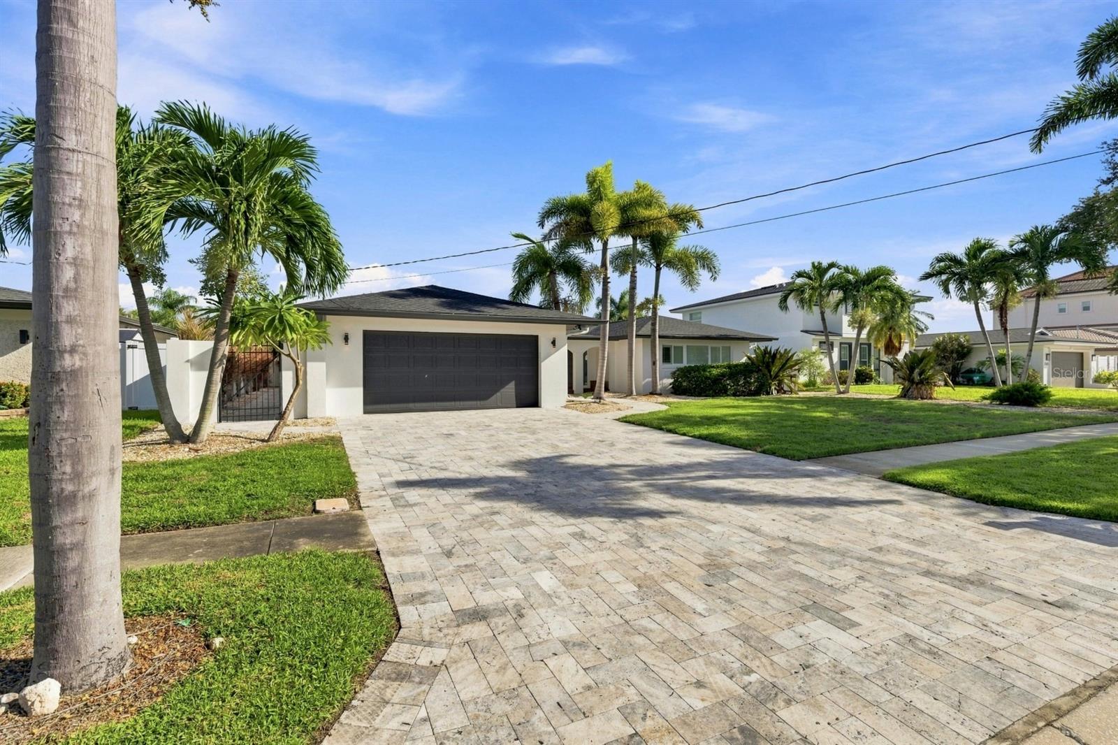 320 Palm Is NE photo 1