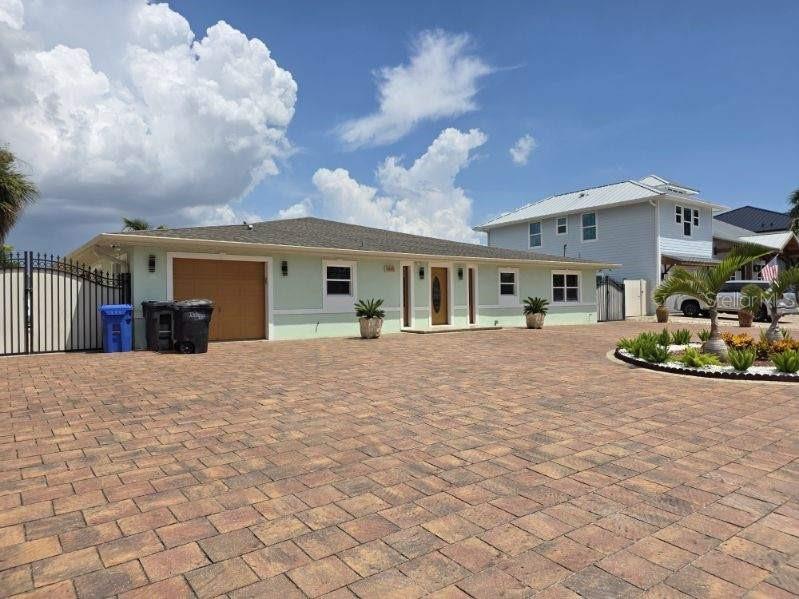 3927 E Eden Roc Cir