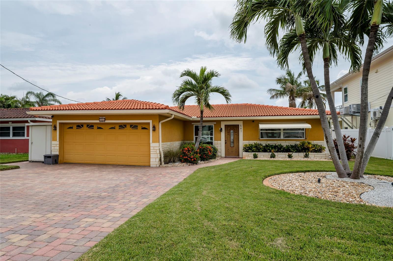 541 Crystal Dr photo 1