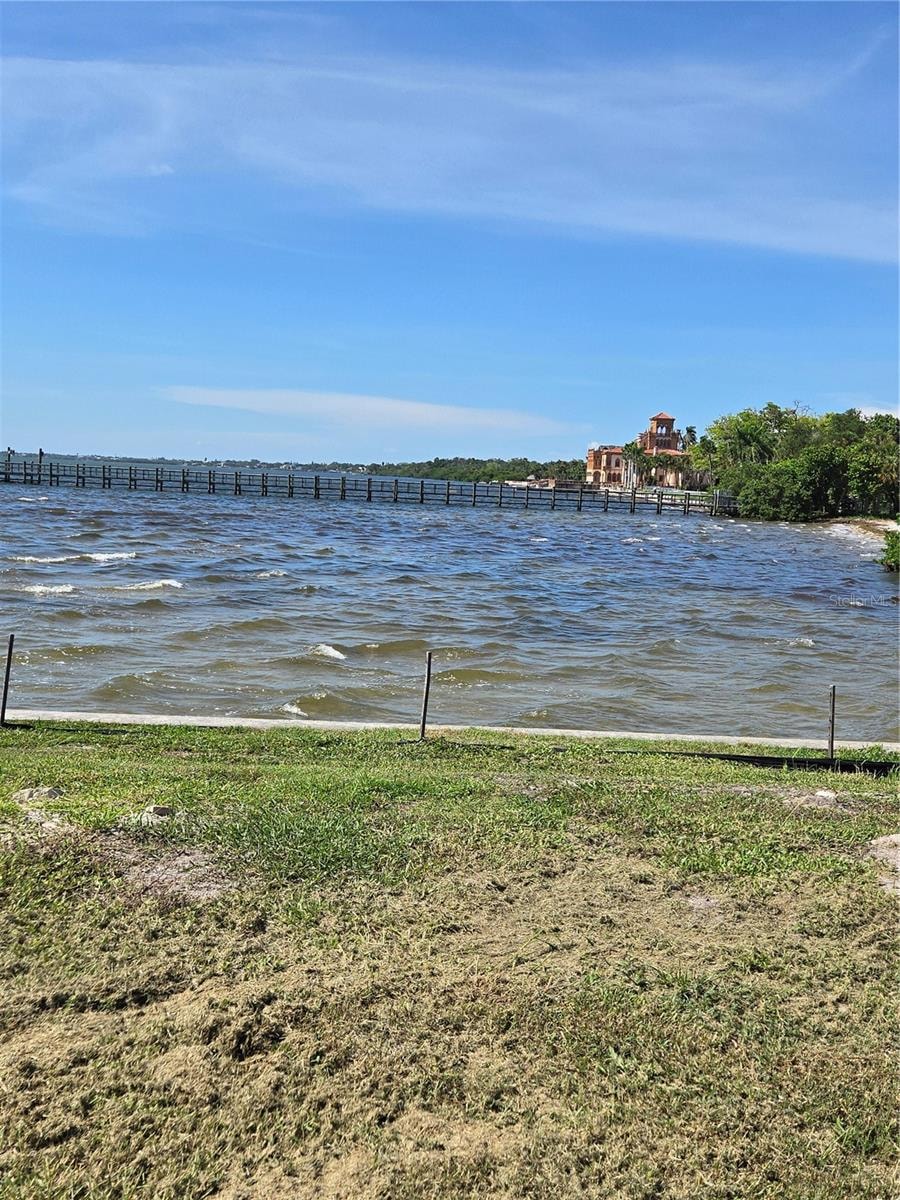 337 N Shore Dr photo 1