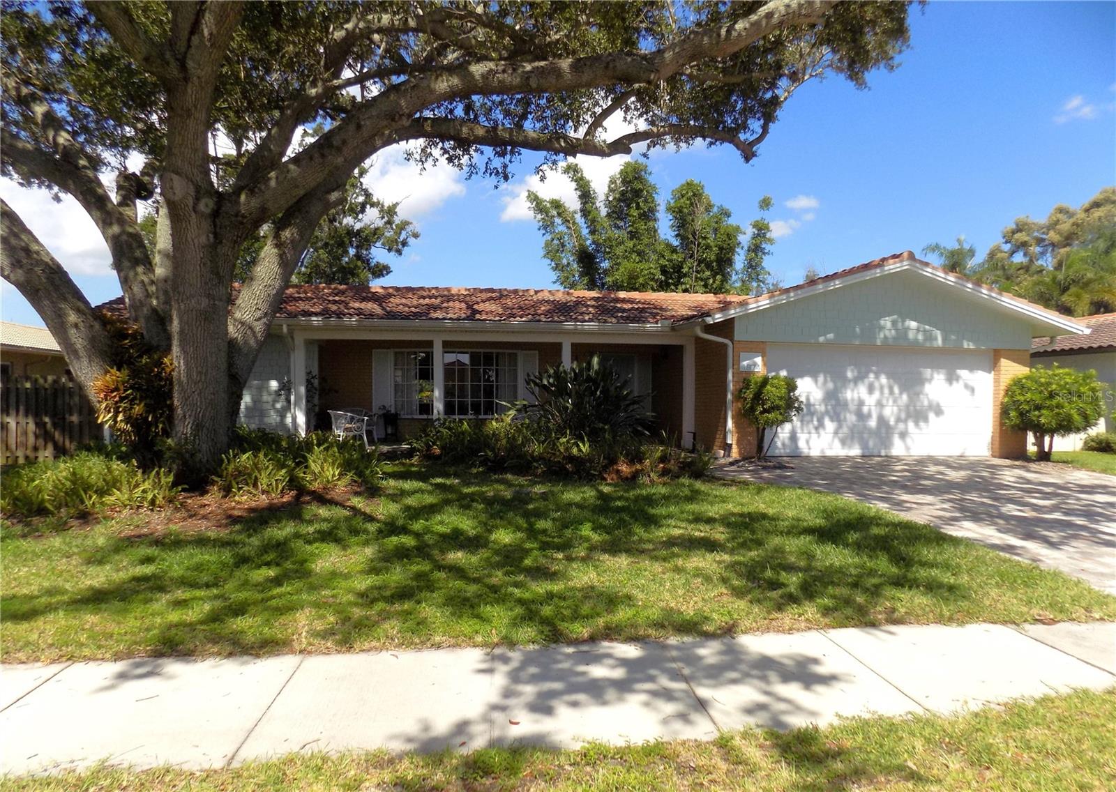 1874 Wateroak Dr W photo 1