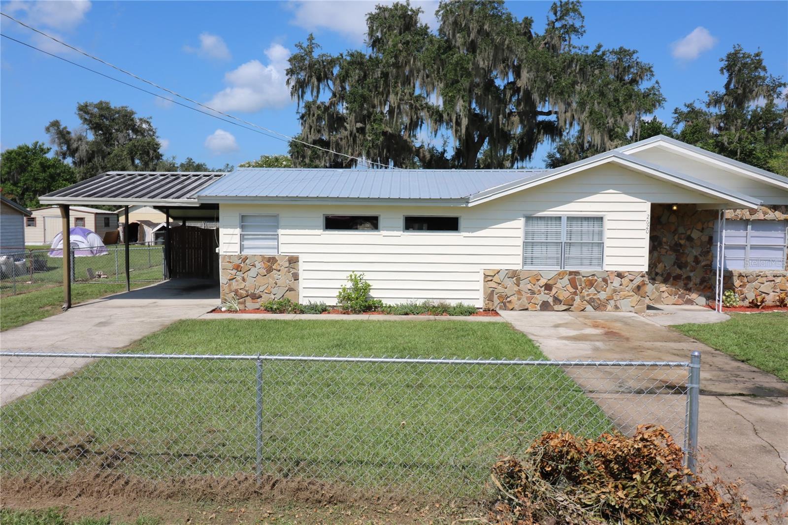 2620 Howard St photo 1