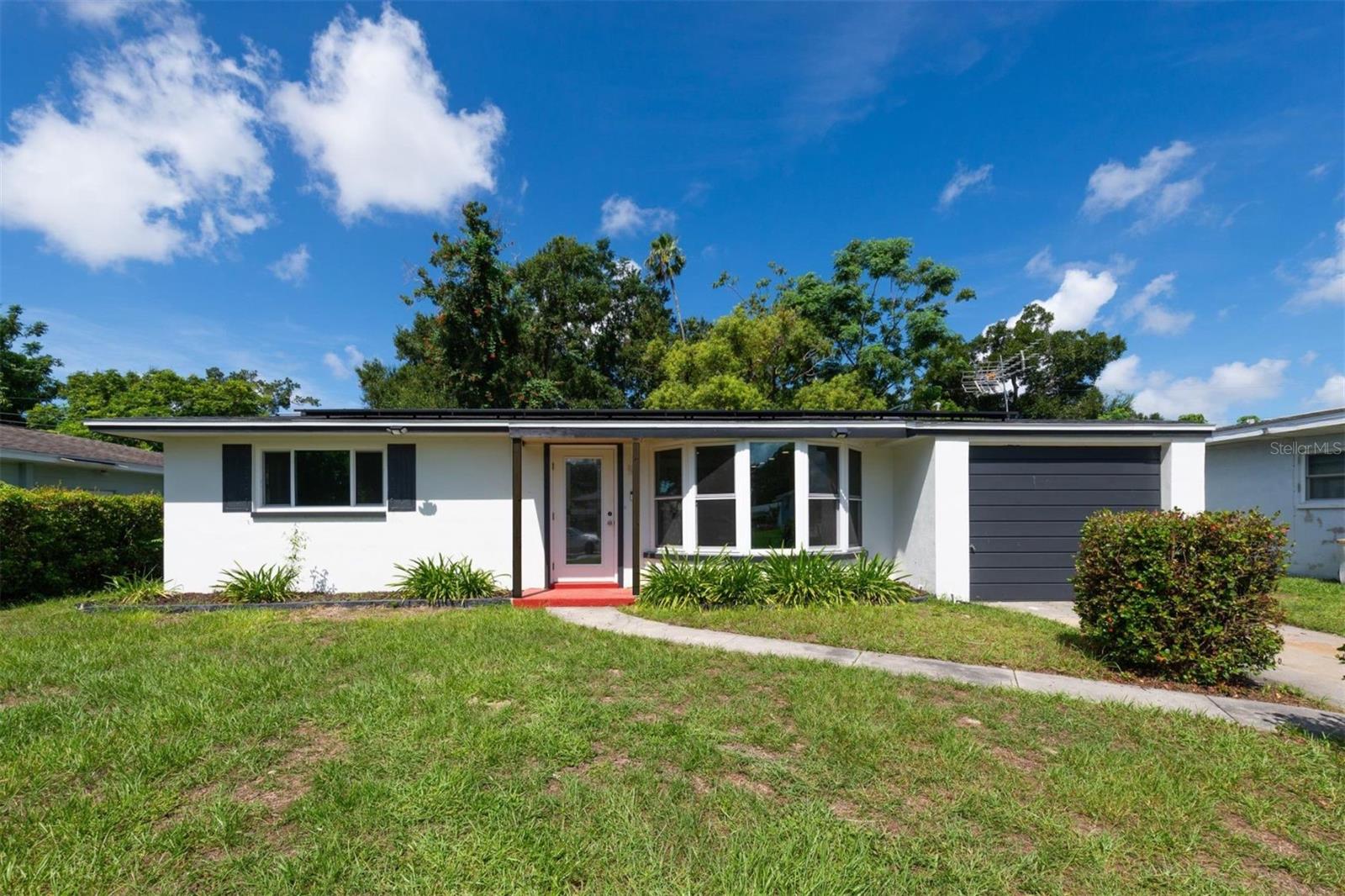 1516 Country Ln W