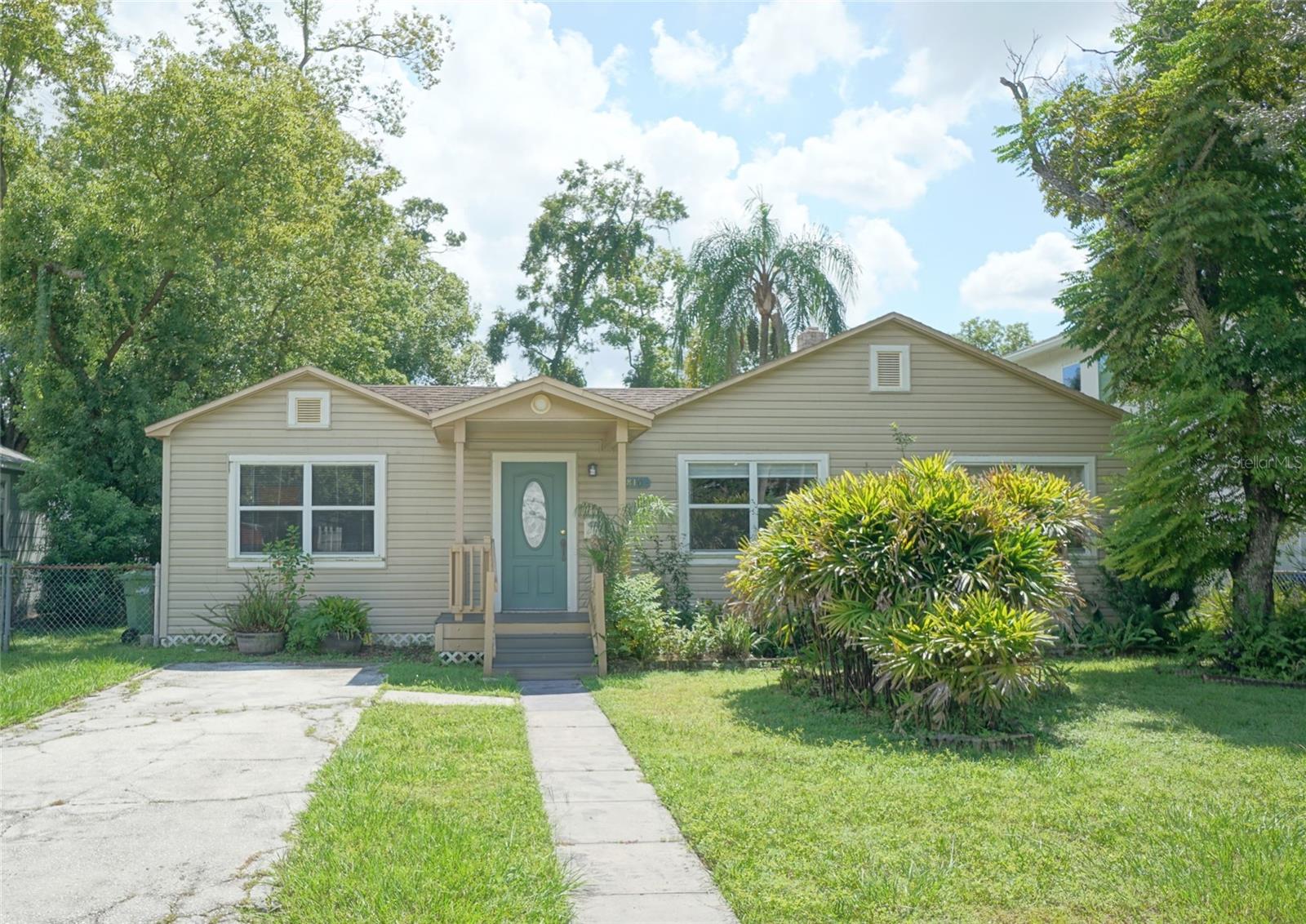 810 W Woodlawn Ave