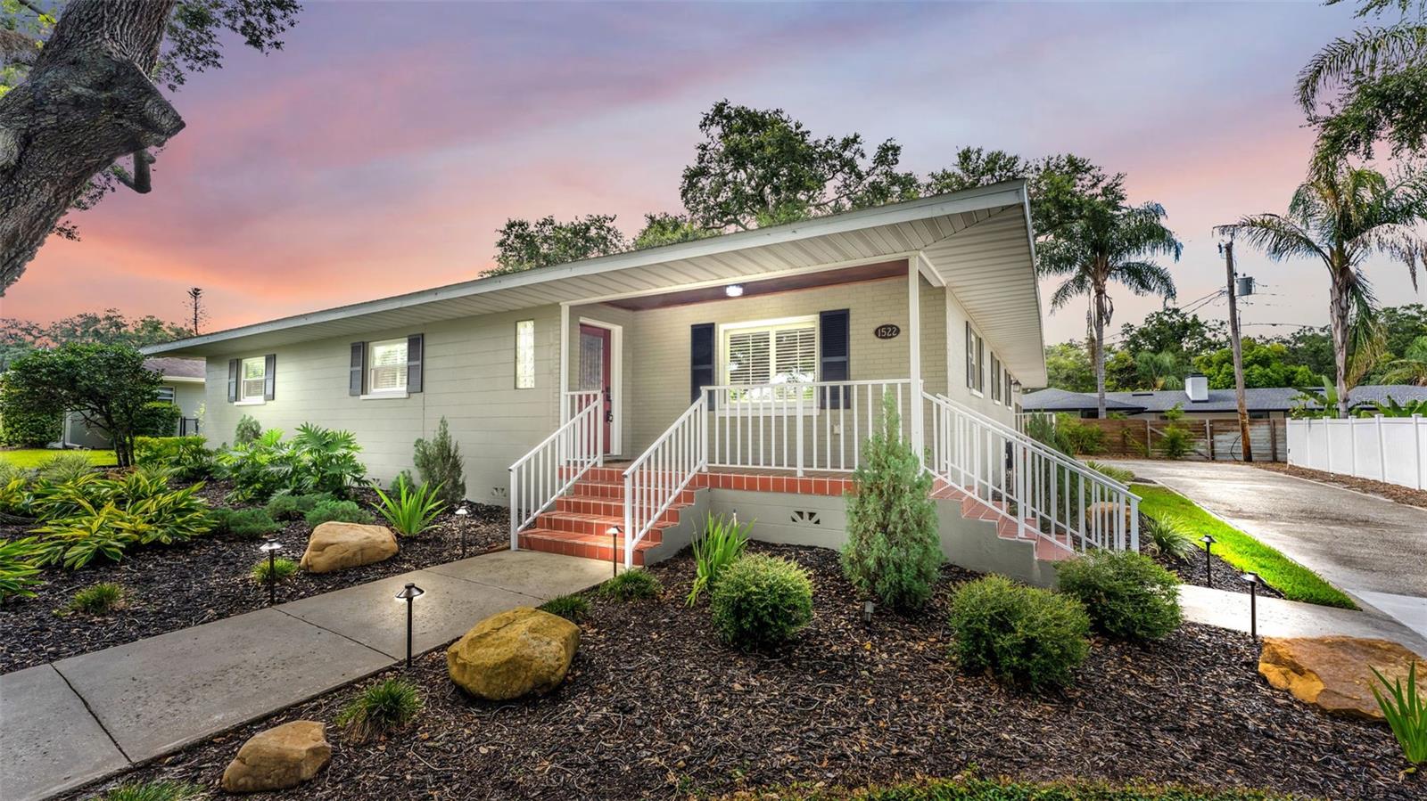 1522 Del Crest Pl photo 1