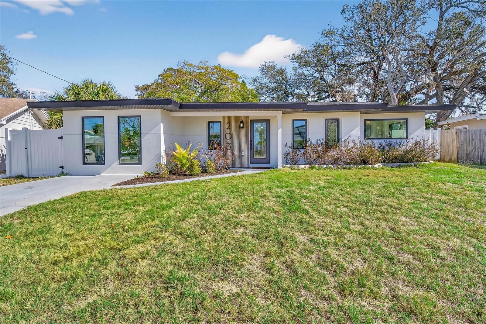 203 Driftwood Dr W photo 1