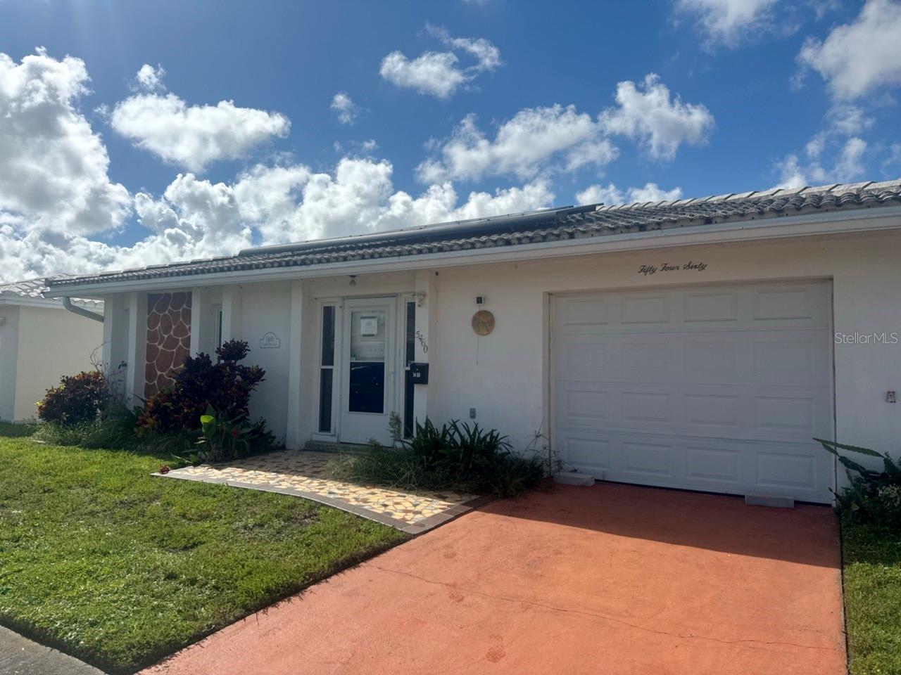 5460 Lemon Tree Ln N photo 1