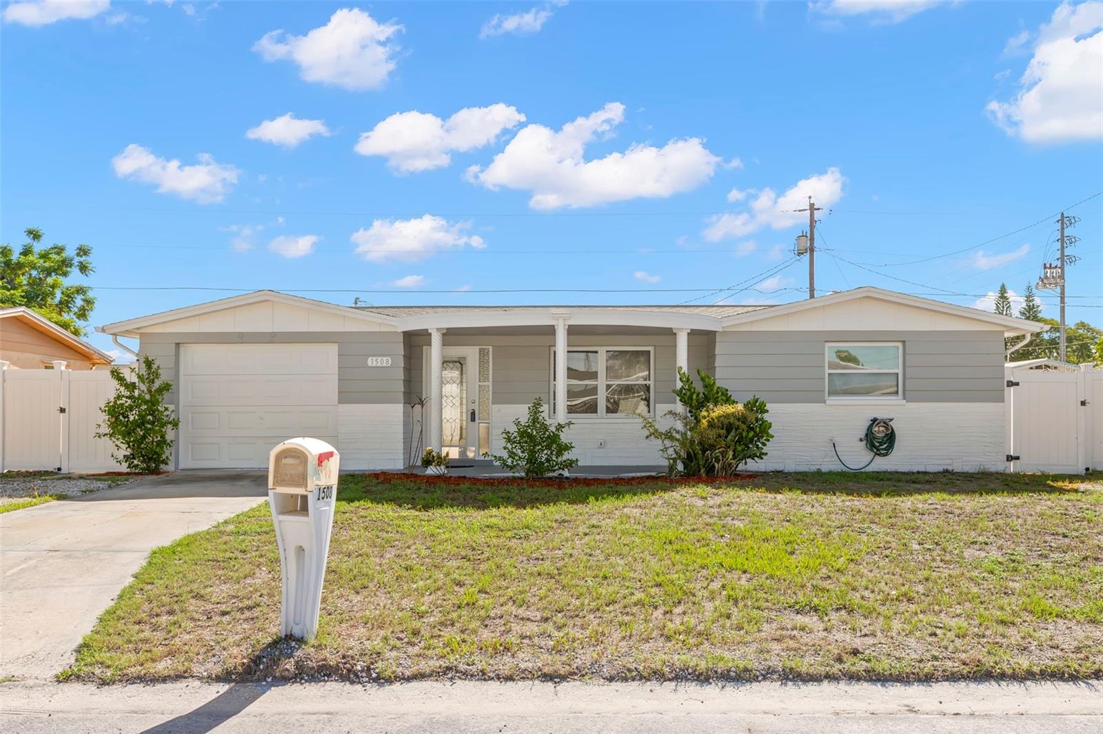 1508 Derrick St photo 1