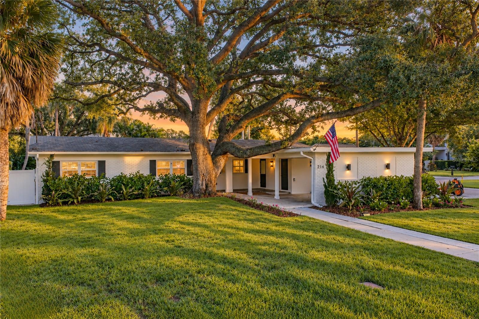 214 S Treasure Dr photo 1