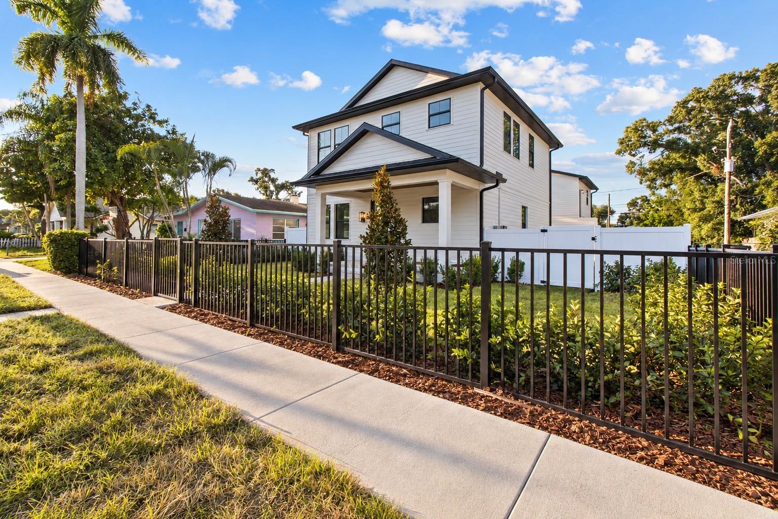 1025 Melrose Ave S