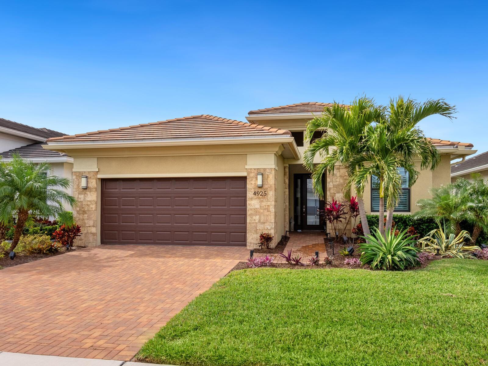 4925 Surfside Cir