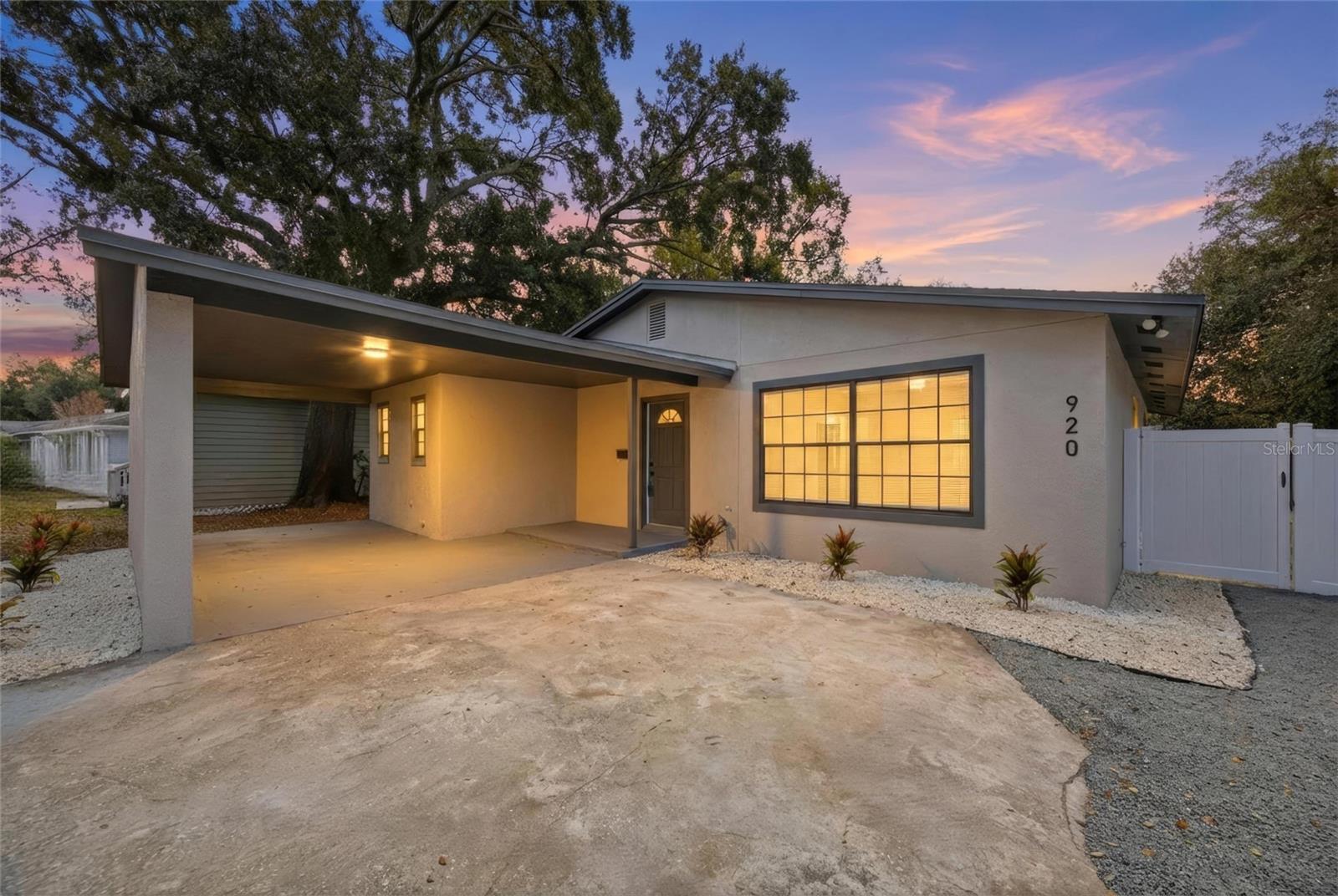 920 W Candlewood Ave