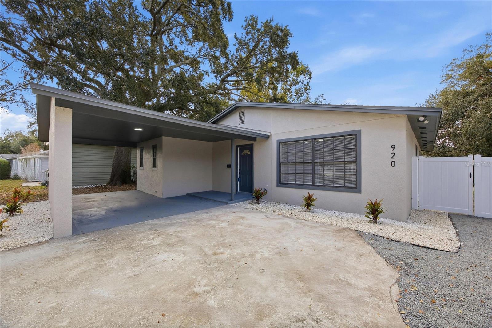 920 W Candlewood Ave