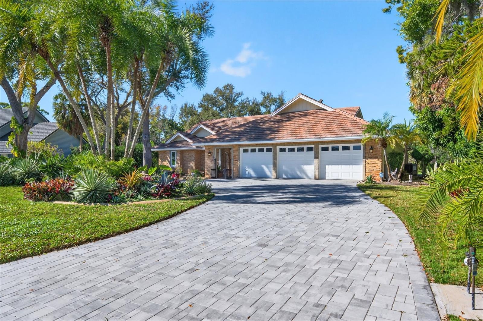 2392 Landings Cir