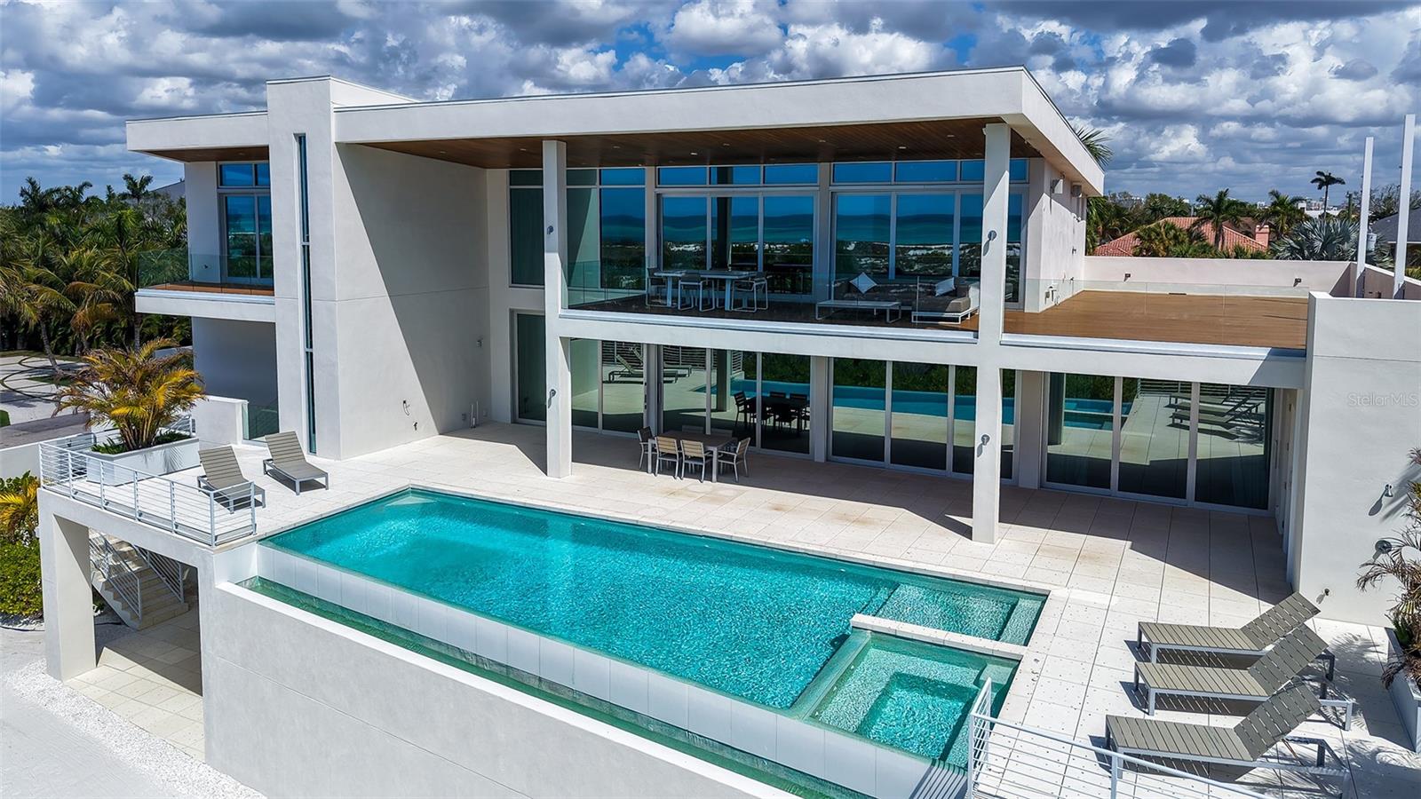 160 Whittier Dr