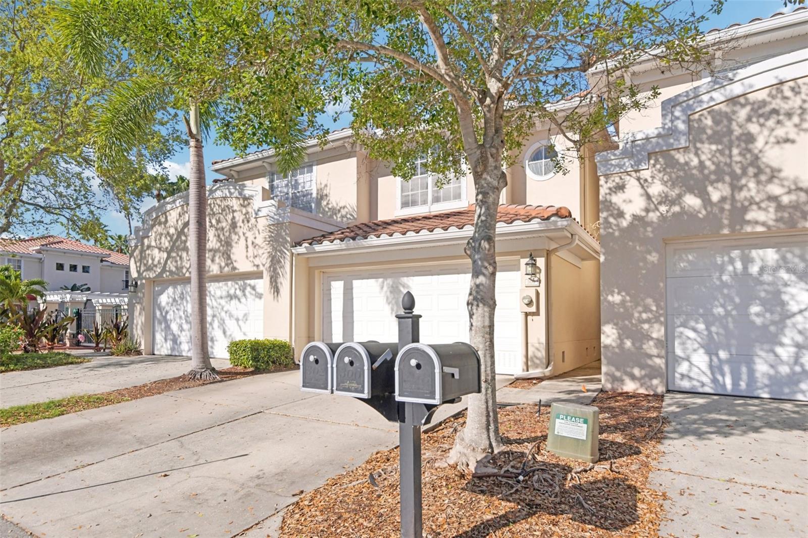 300 Valencia Cir