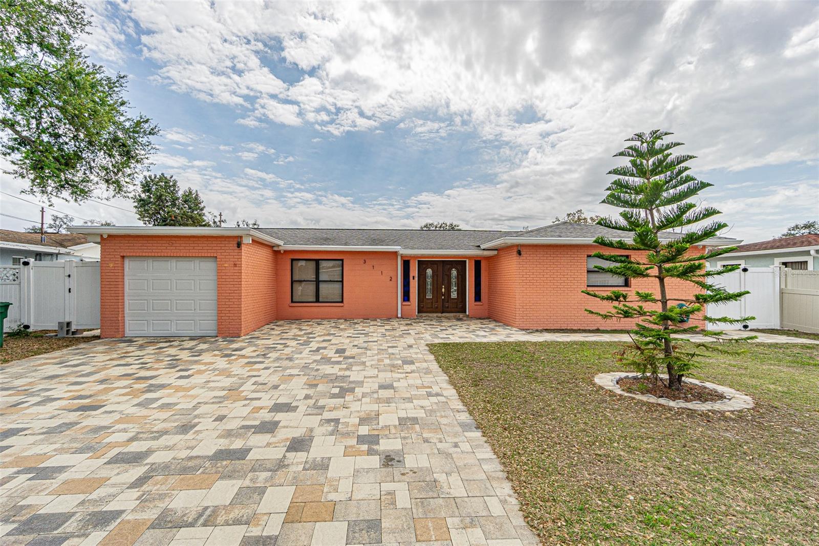 3112 W Henry Ave