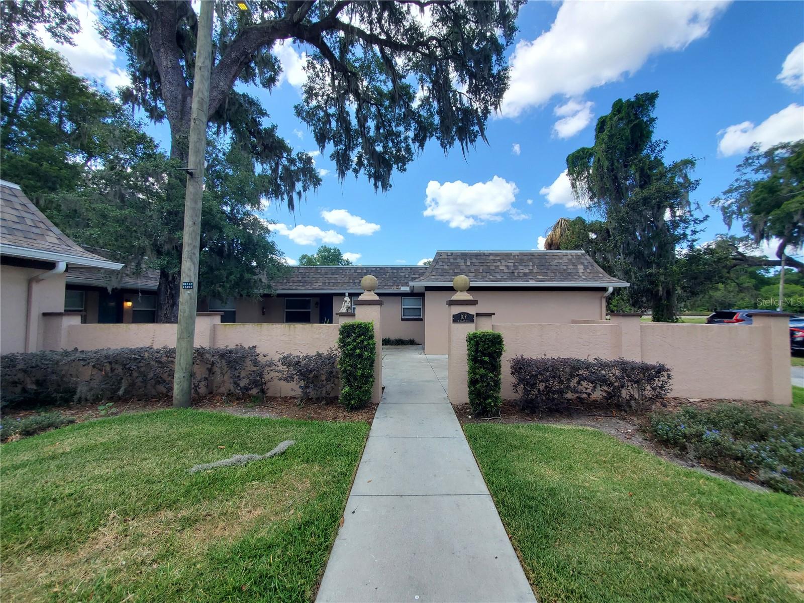 107 W Clay Ave #4