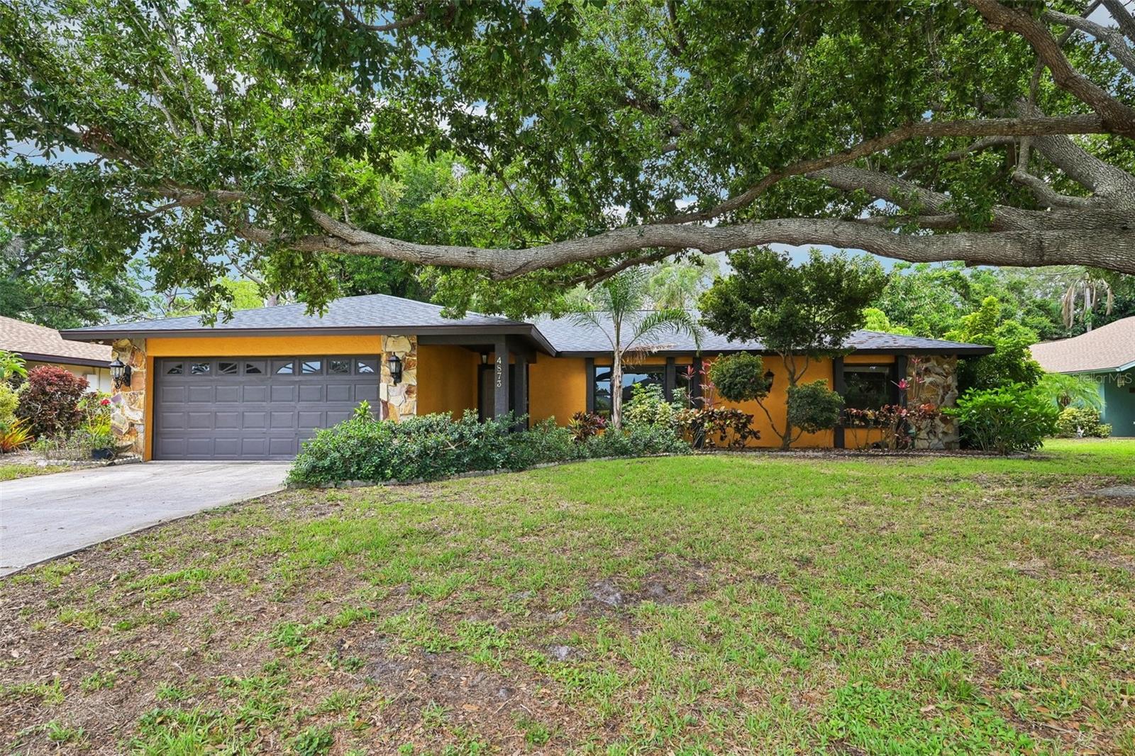 4873 Huntleigh Dr