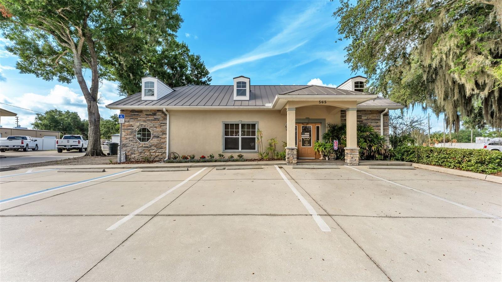 565 W Main St