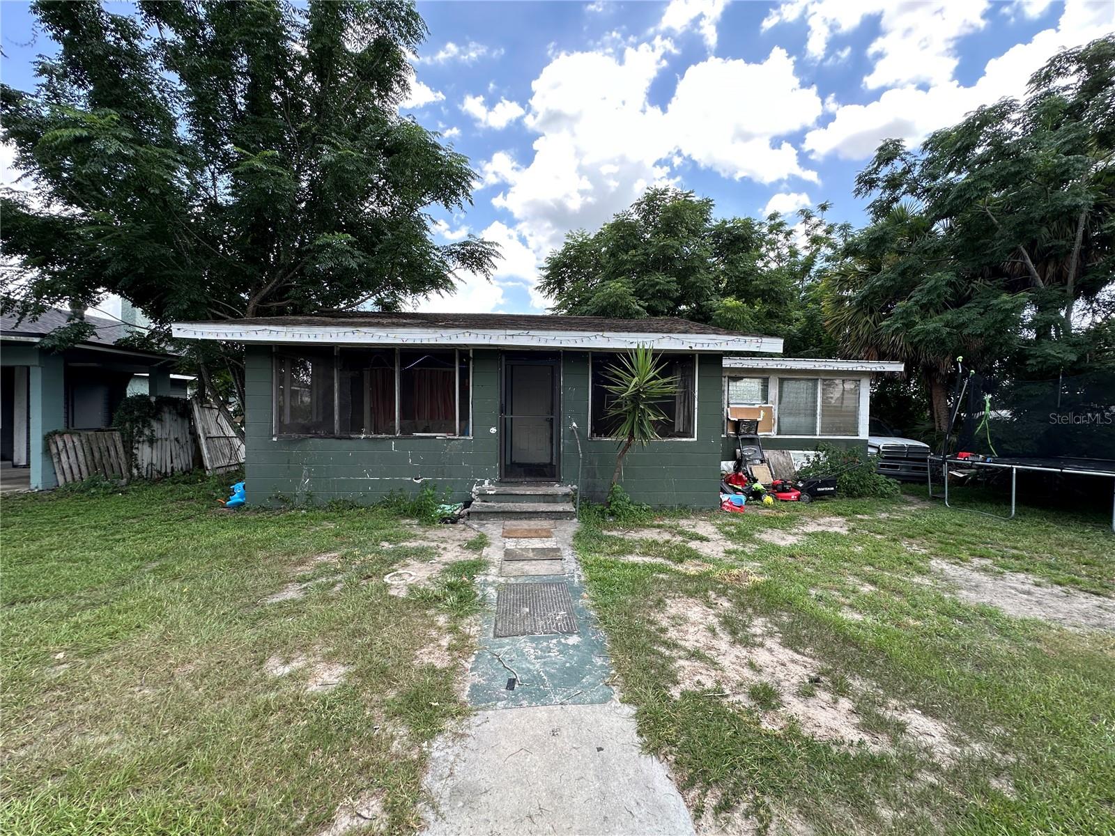 1105 NE 1st St