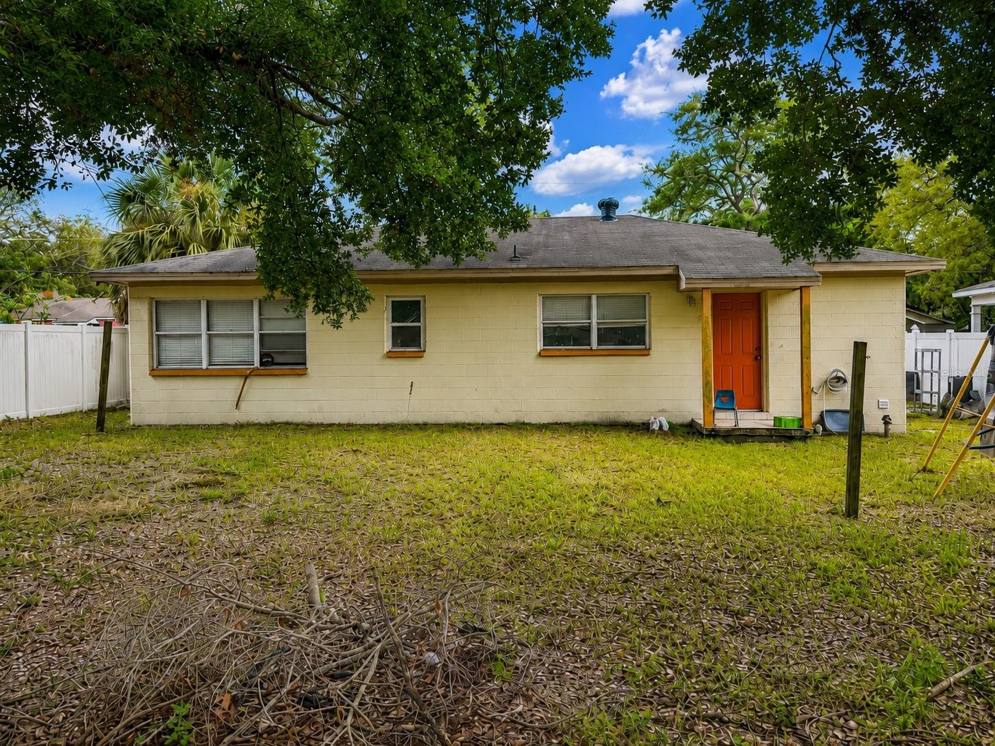 712 N Castle CT
