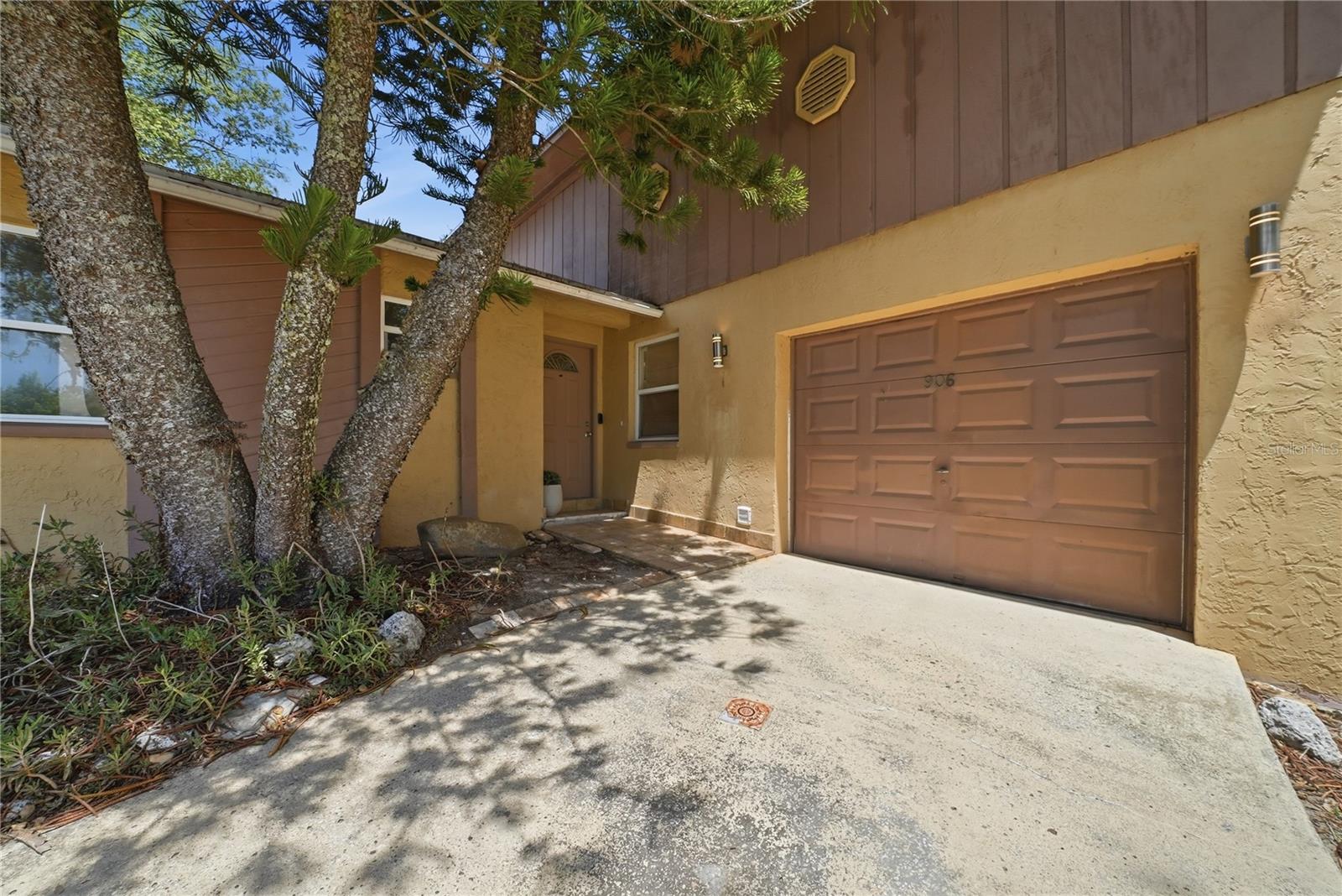 906 Carlton Rd