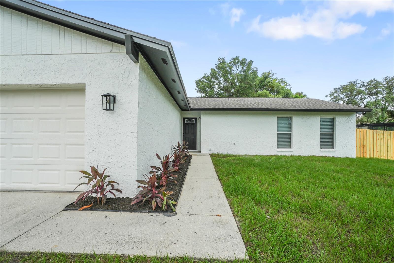 1901 Lakeview Dr