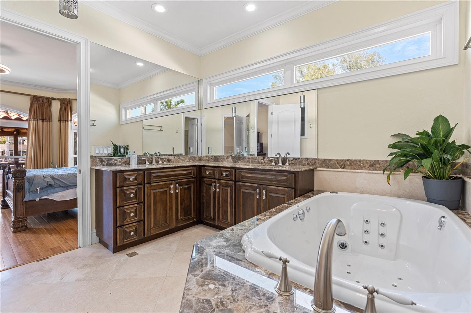 3952 Versailles Dr