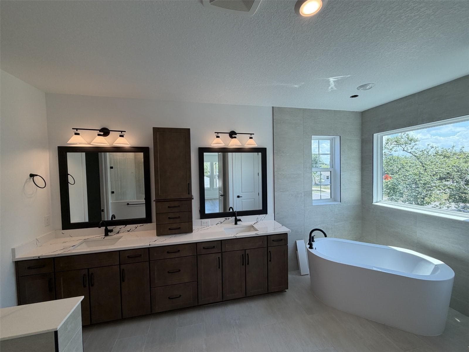 3601 E Tampa Cir
